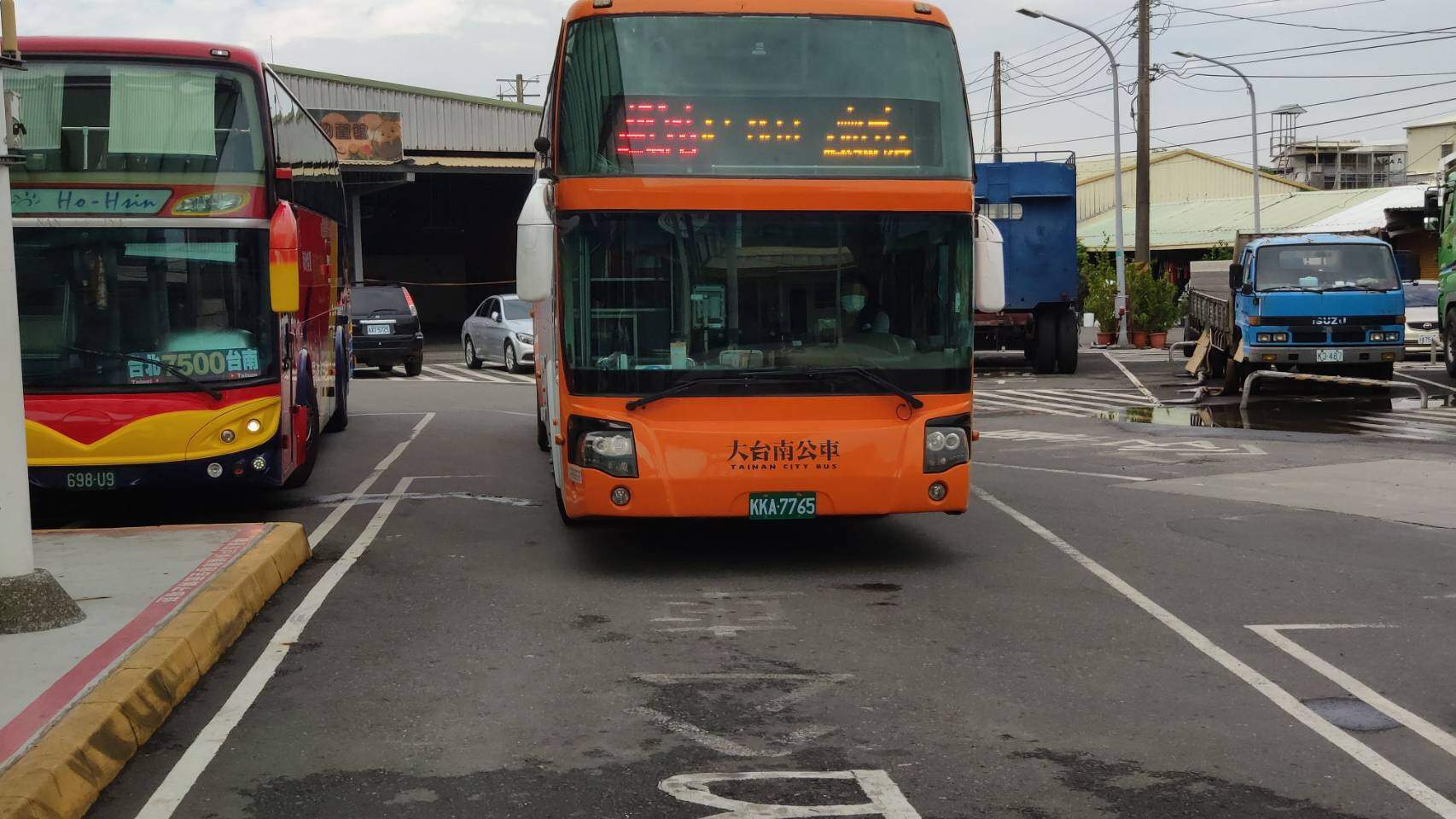 國道快捷公車將增加橘13、14線，從麻豆轉運站分別開往南科、台南市區。(莊兆暉攝)