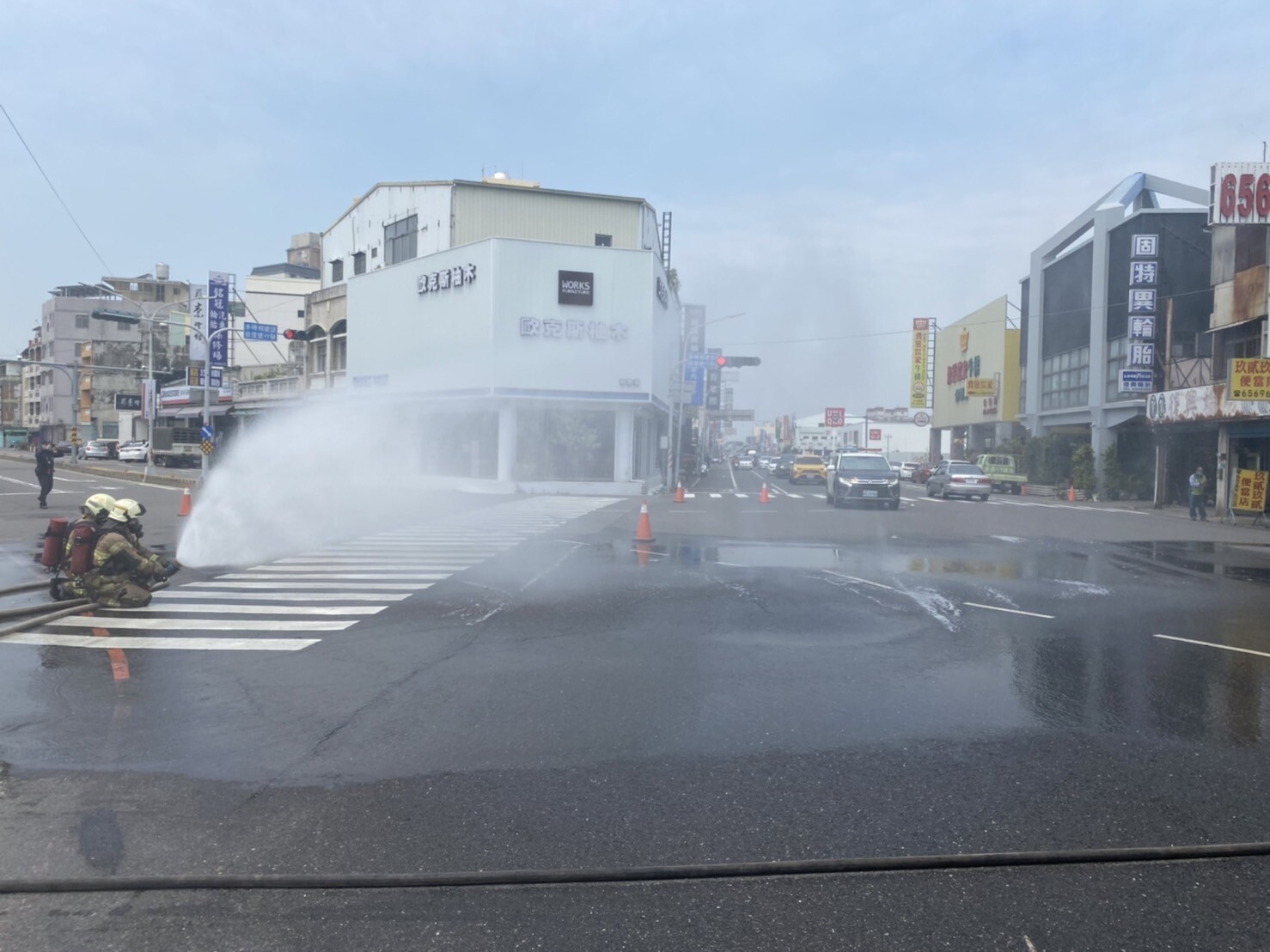 新營區復興路、太子路口瓦斯外洩，路面隆起，警消在場戒護。(讀者提供))